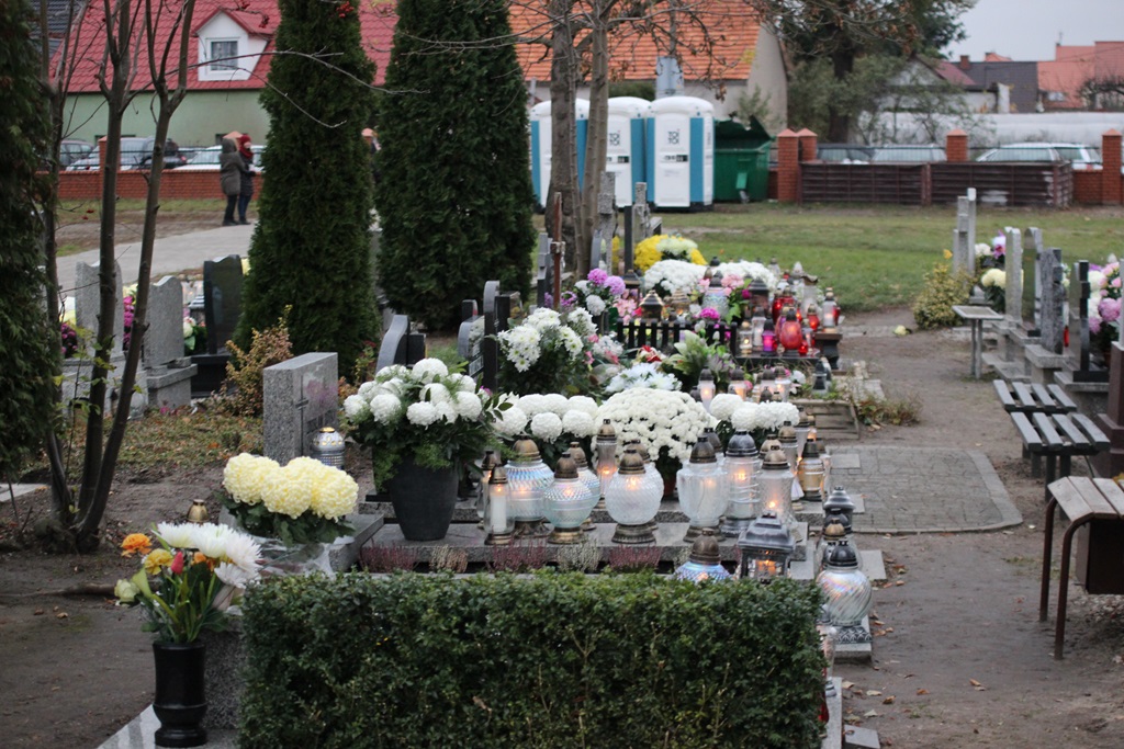 Uroczystość Wszystkich Świętych na cmentarzu w Prochowicach