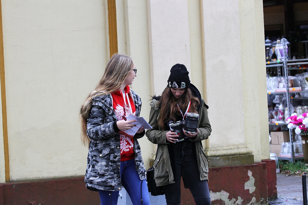 Tysiące ludzi  odwiedziło groby najbliższych na cmentarzu