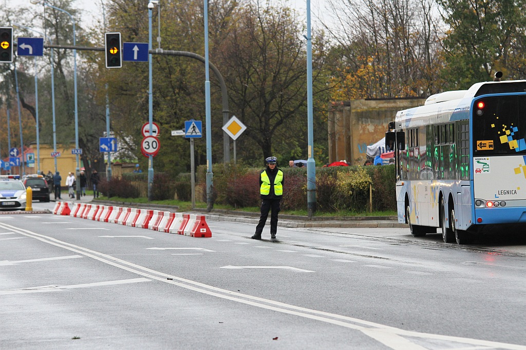 Tysiące ludzi  odwiedziło groby najbliższych na cmentarzu