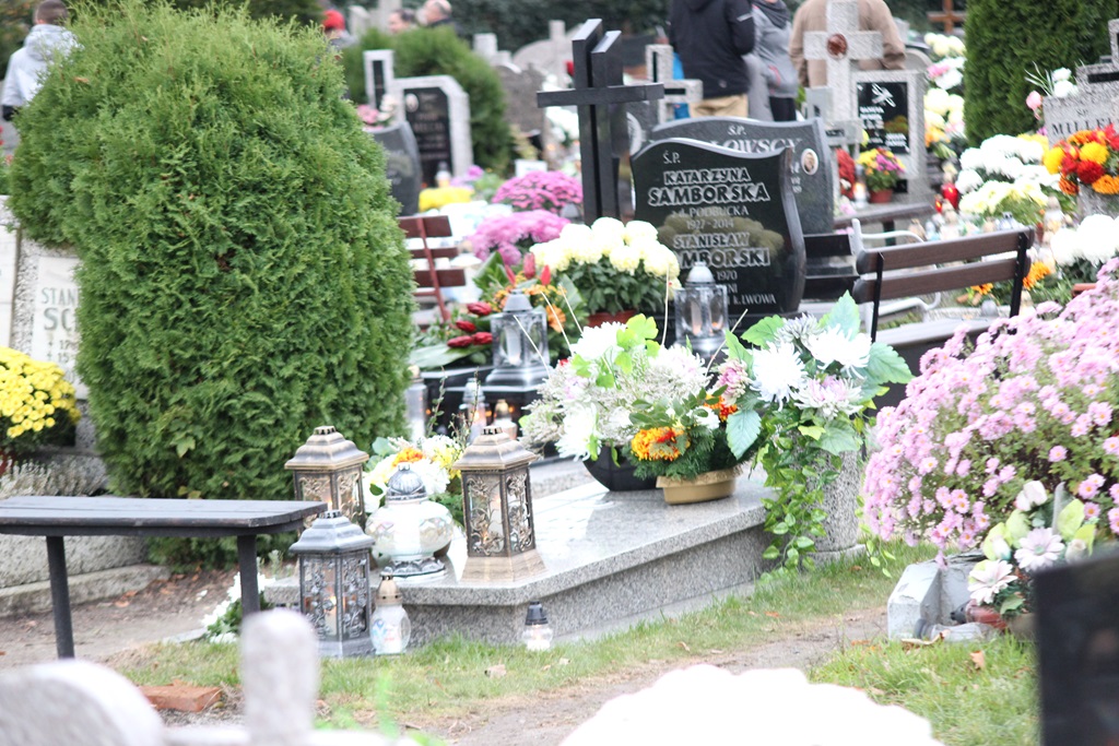 Uroczystość Wszystkich Świętych na cmentarzu w Prochowicach