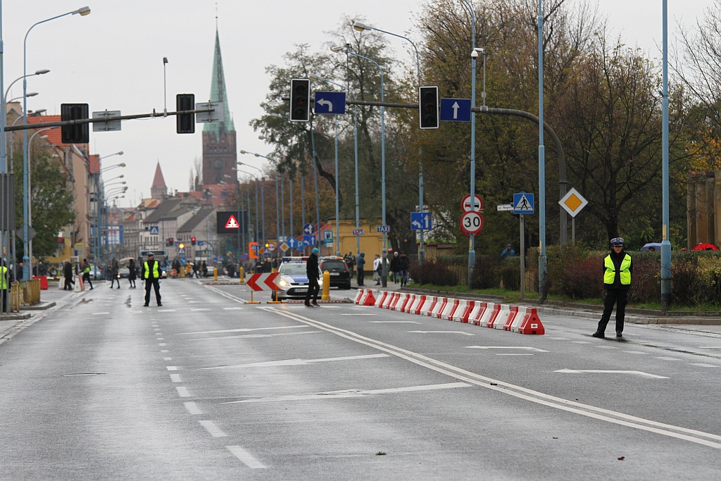 Tysiące ludzi  odwiedziło groby najbliższych na cmentarzu