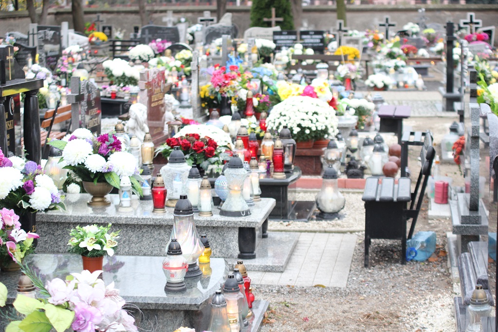 Uroczystość Wszystkich Świętych na cmentarzu w Prochowicach