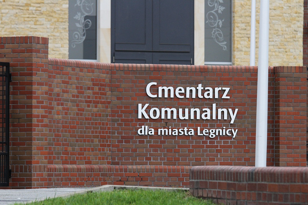 Tysiące ludzi  odwiedziło groby najbliższych na cmentarzu
