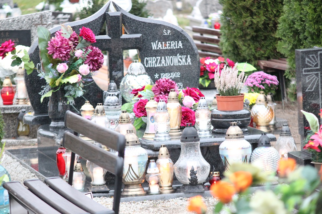 Uroczystość Wszystkich Świętych na cmentarzu w Prochowicach