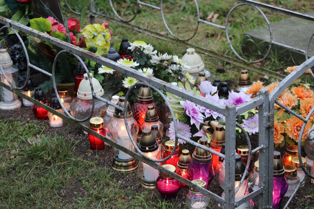 Uroczystość Wszystkich Świętych na cmentarzu w Prochowicach