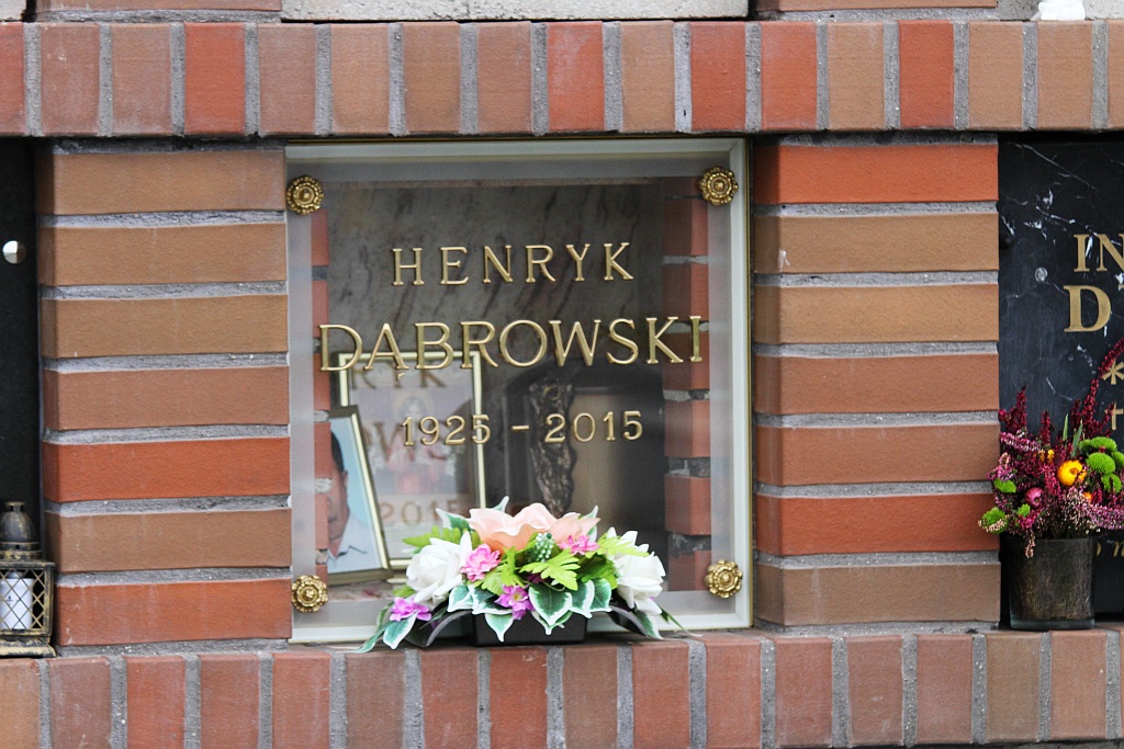 Tysiące ludzi  odwiedziło groby najbliższych na cmentarzu