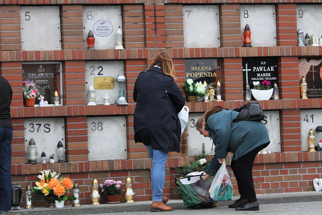 Tysiące ludzi  odwiedziło groby najbliższych na cmentarzu
