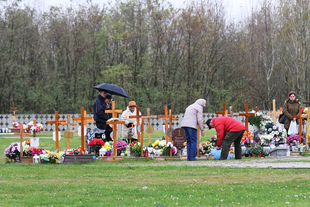 Tysiące ludzi  odwiedziło groby najbliższych na cmentarzu