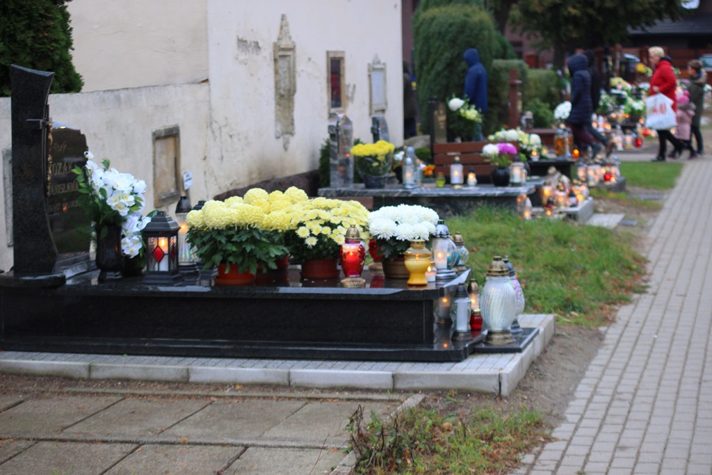 Uroczystość Wszystkich Świętych na cmentarzu w Prochowicach