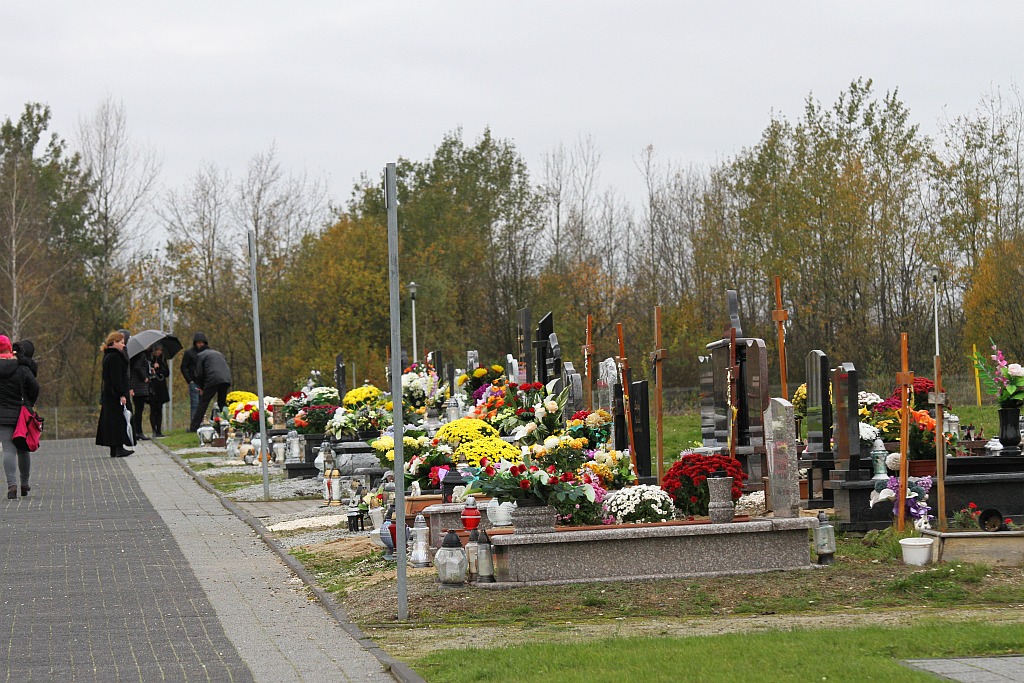 Tysiące ludzi  odwiedziło groby najbliższych na cmentarzu
