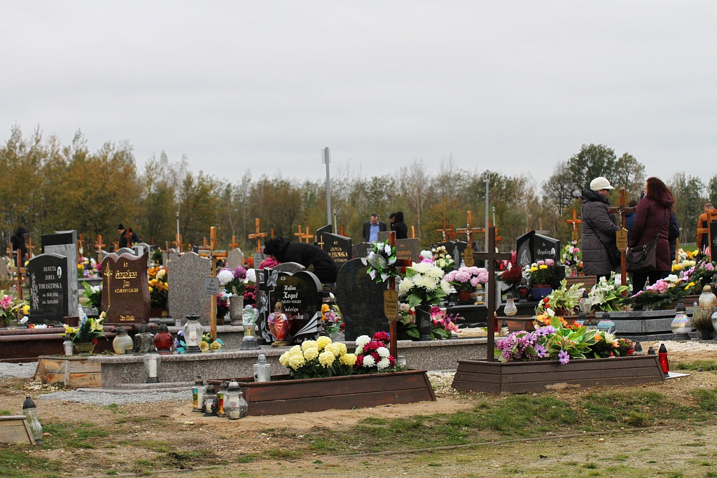Tysiące ludzi  odwiedziło groby najbliższych na cmentarzu