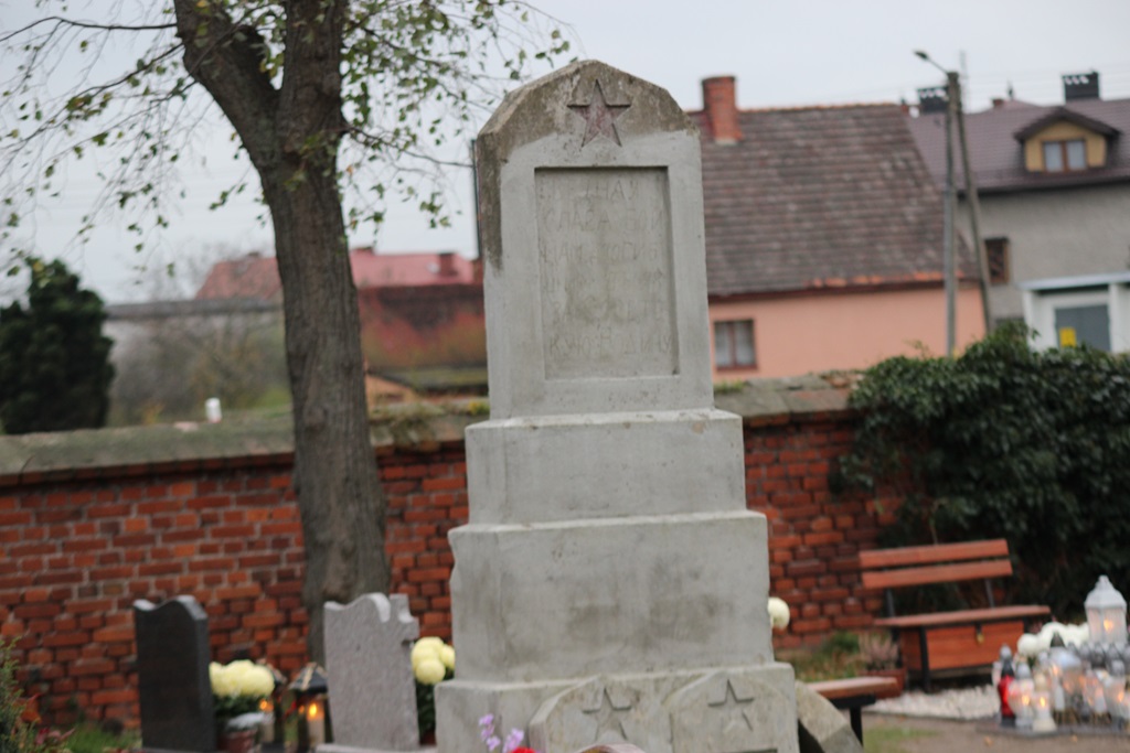 Uroczystość Wszystkich Świętych na cmentarzu w Prochowicach