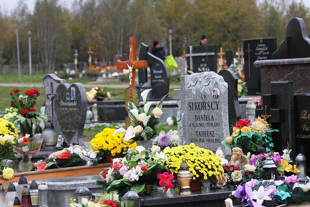 Tysiące ludzi  odwiedziło groby najbliższych na cmentarzu