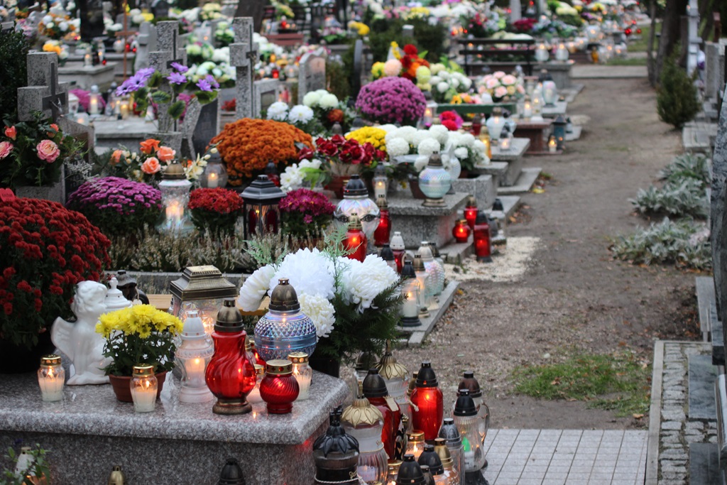 Uroczystość Wszystkich Świętych na cmentarzu w Prochowicach