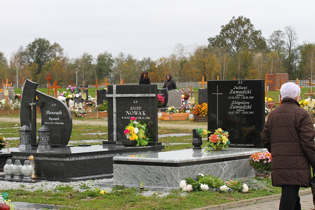 Tysiące ludzi  odwiedziło groby najbliższych na cmentarzu