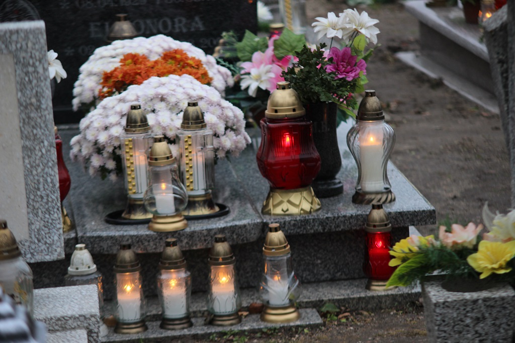 Uroczystość Wszystkich Świętych na cmentarzu w Prochowicach