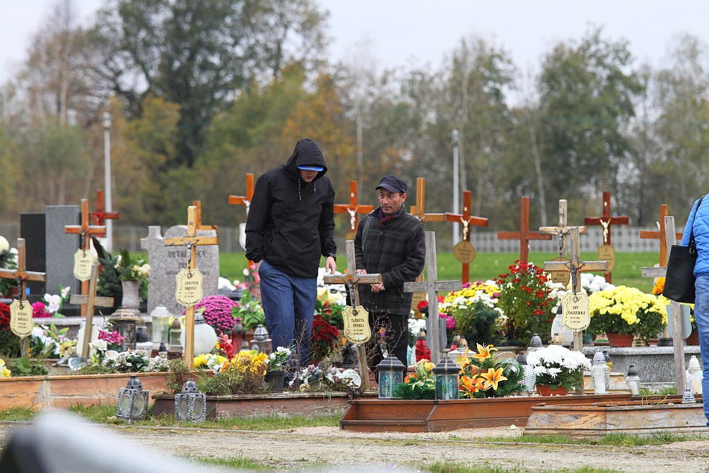 Tysiące ludzi  odwiedziło groby najbliższych na cmentarzu
