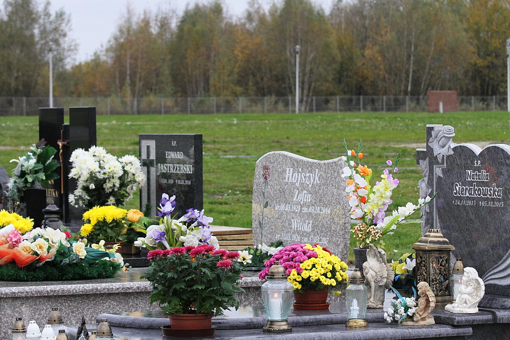 Tysiące ludzi  odwiedziło groby najbliższych na cmentarzu
