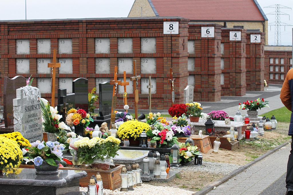 Tysiące ludzi  odwiedziło groby najbliższych na cmentarzu