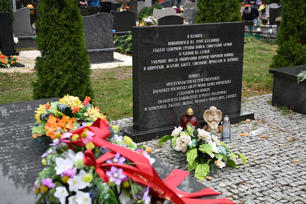 Tysiące ludzi  odwiedziło groby najbliższych na cmentarzu