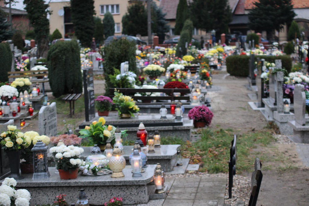 Uroczystość Wszystkich Świętych na cmentarzu w Prochowicach