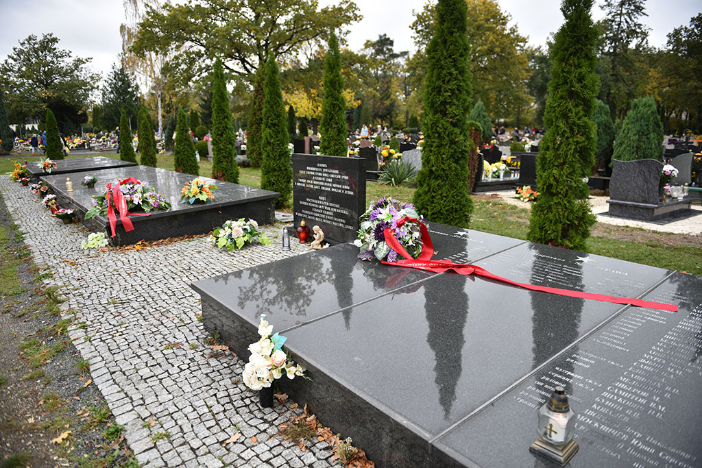 Tysiące ludzi  odwiedziło groby najbliższych na cmentarzu