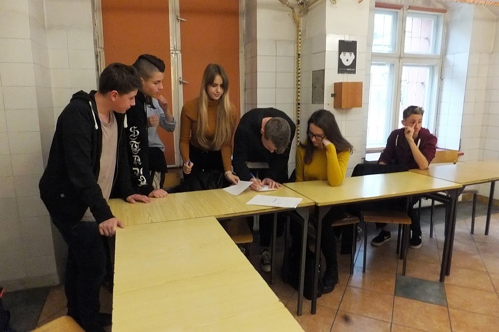 Gimnazjaliści z „dziewiątki” na warsztatach w „Heweliuszu”