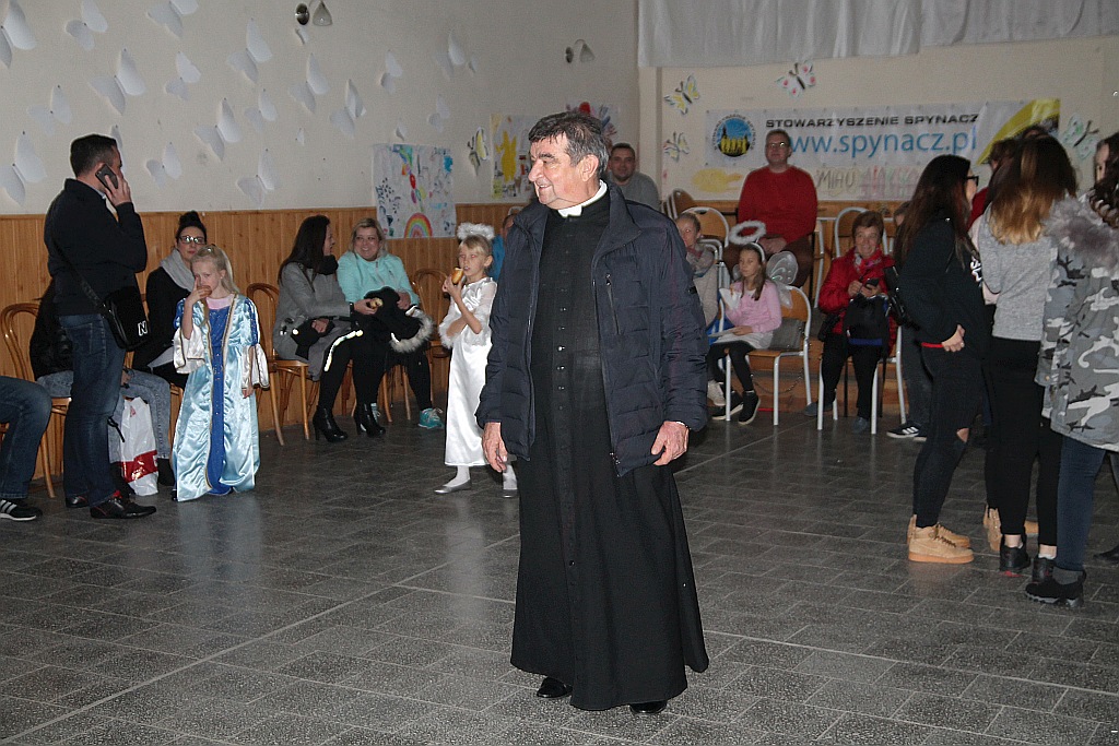 Kilkadziesiąt osób na Balu Świętych i Aniołów