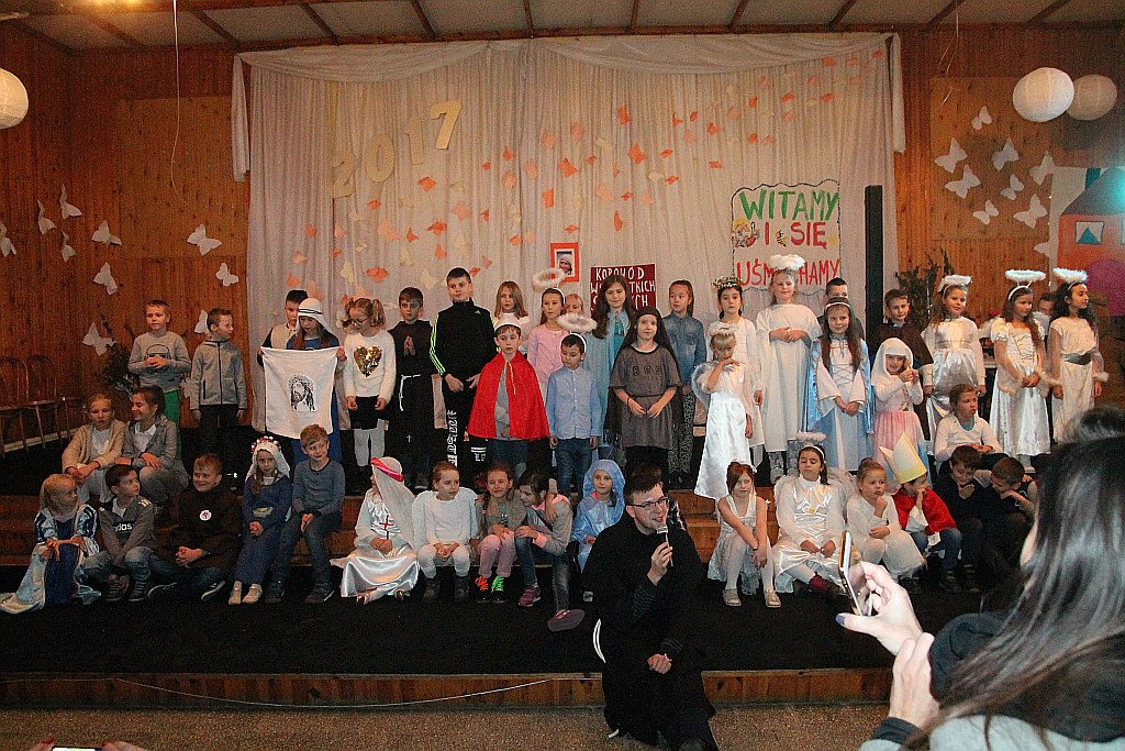 Kilkadziesiąt osób na Balu Świętych i Aniołów