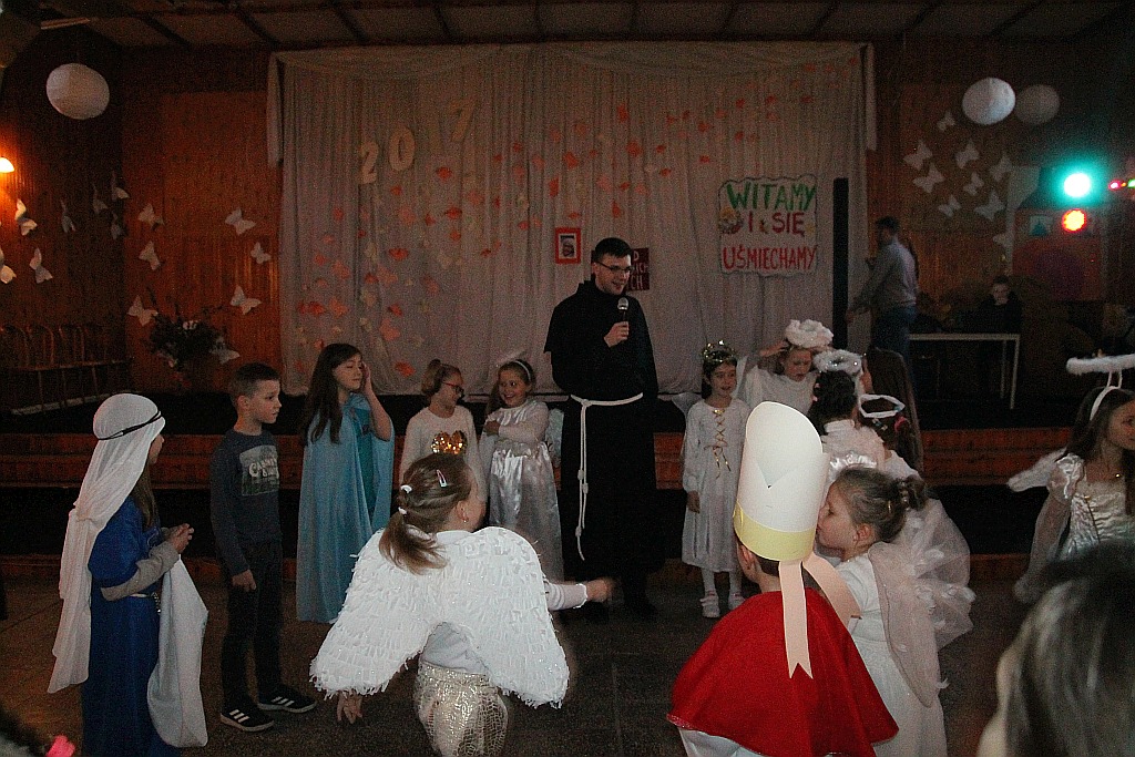 Kilkadziesiąt osób na Balu Świętych i Aniołów