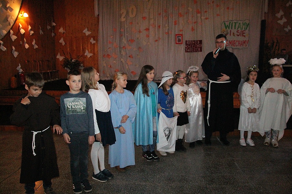 Kilkadziesiąt osób na Balu Świętych i Aniołów