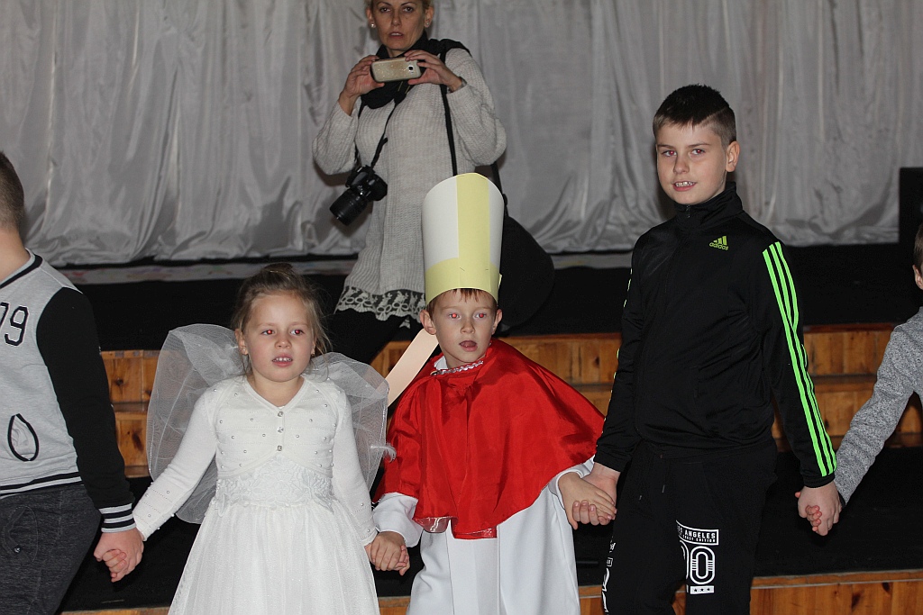 Kilkadziesiąt osób na Balu Świętych i Aniołów