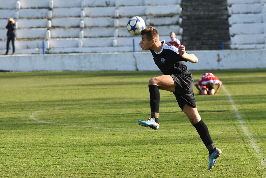 Piłkarze Konfeksu Legnica przegrali pierwszy mecz w sezonie