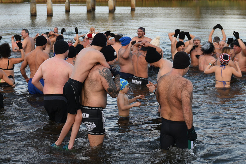 Legnickie Morsy zainaugurowały sezon na kąpielisku Kormoran