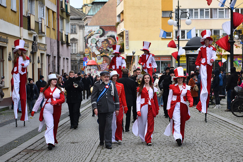 Tradycyjny Korowód Niepodległości i żywa flaga w centrum Legnicy