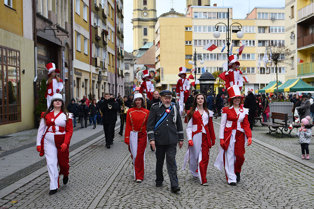 Tradycyjny Korowód Niepodległości i żywa flaga w centrum Legnicy