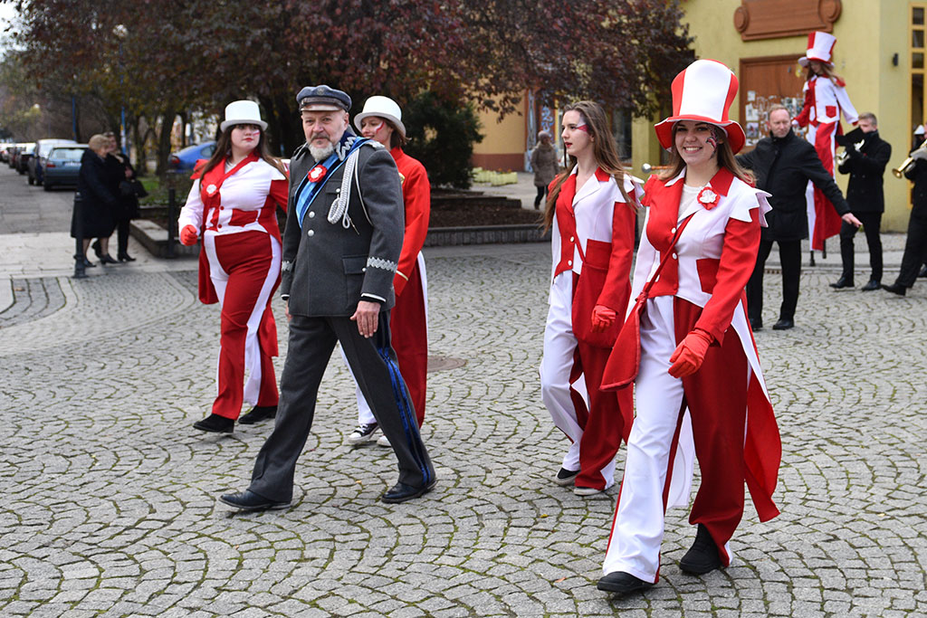 Tradycyjny Korowód Niepodległości i żywa flaga w centrum Legnicy
