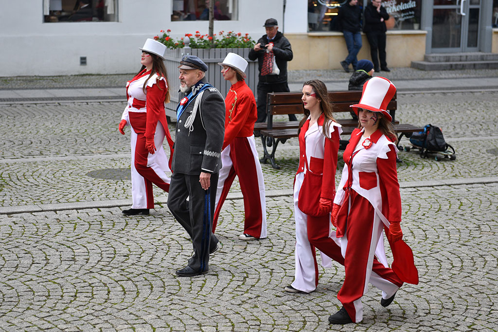 Tradycyjny Korowód Niepodległości i żywa flaga w centrum Legnicy