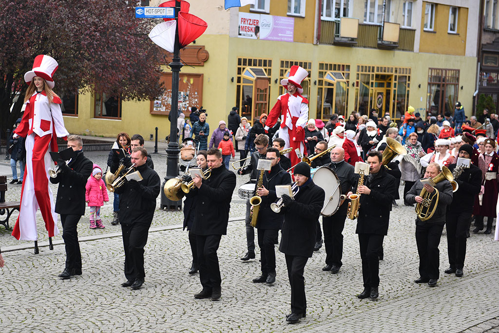 Tradycyjny Korowód Niepodległości i żywa flaga w centrum Legnicy