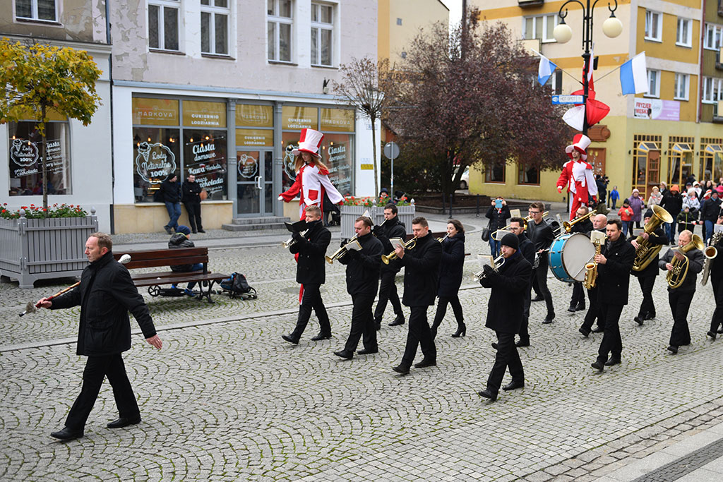 Tradycyjny Korowód Niepodległości i żywa flaga w centrum Legnicy