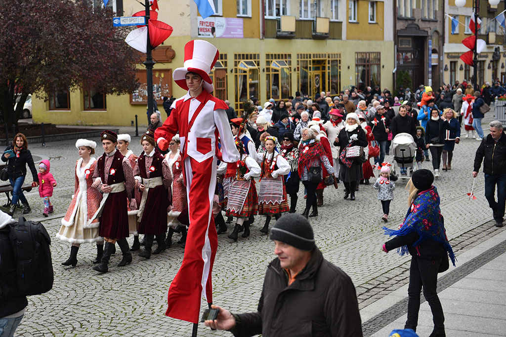 Tradycyjny Korowód Niepodległości i żywa flaga w centrum Legnicy