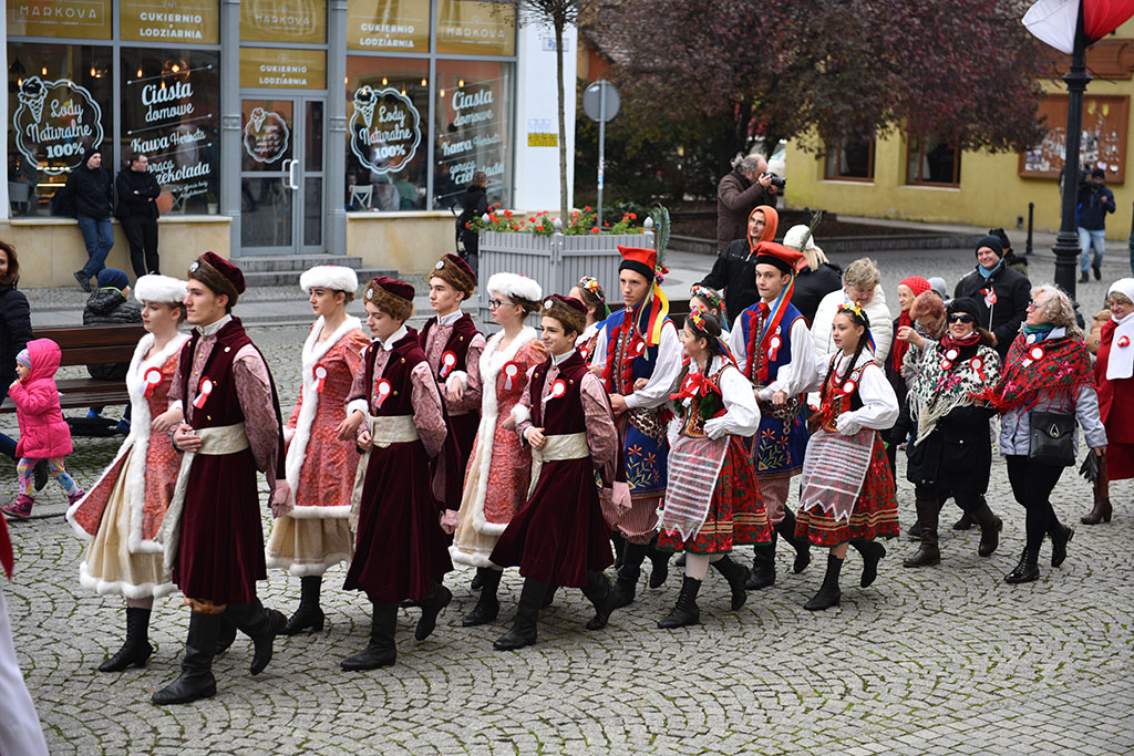 Tradycyjny Korowód Niepodległości i żywa flaga w centrum Legnicy