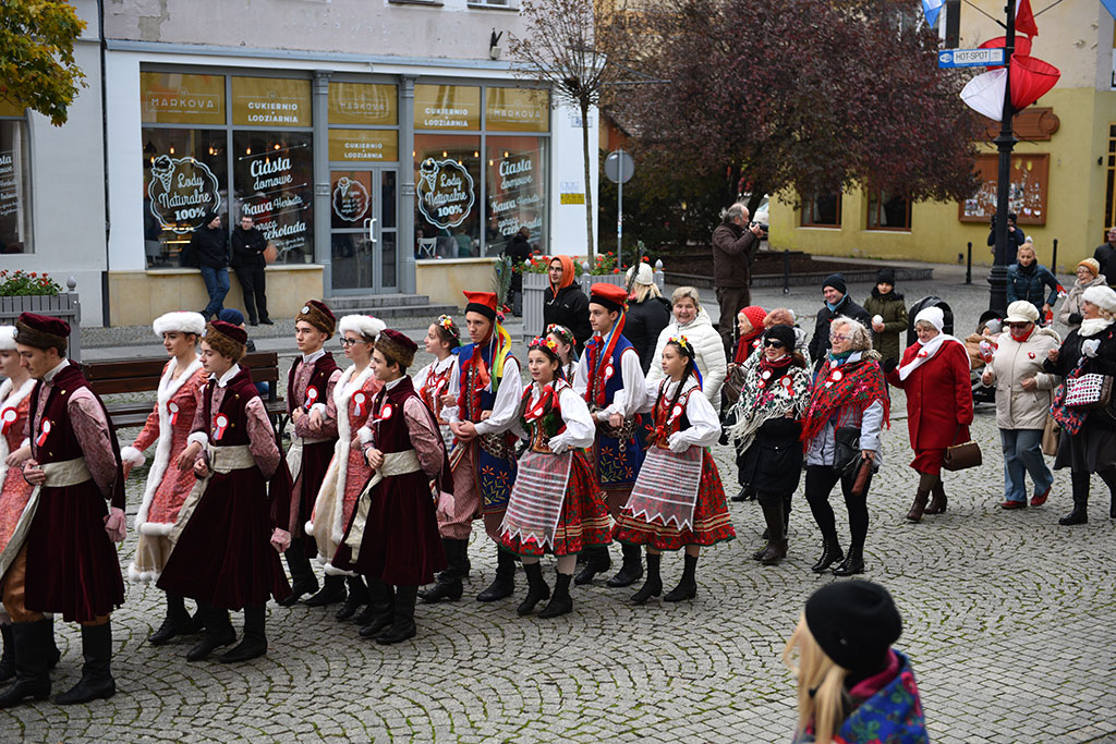 Tradycyjny Korowód Niepodległości i żywa flaga w centrum Legnicy