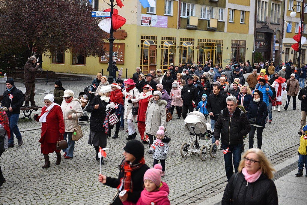 Tradycyjny Korowód Niepodległości i żywa flaga w centrum Legnicy