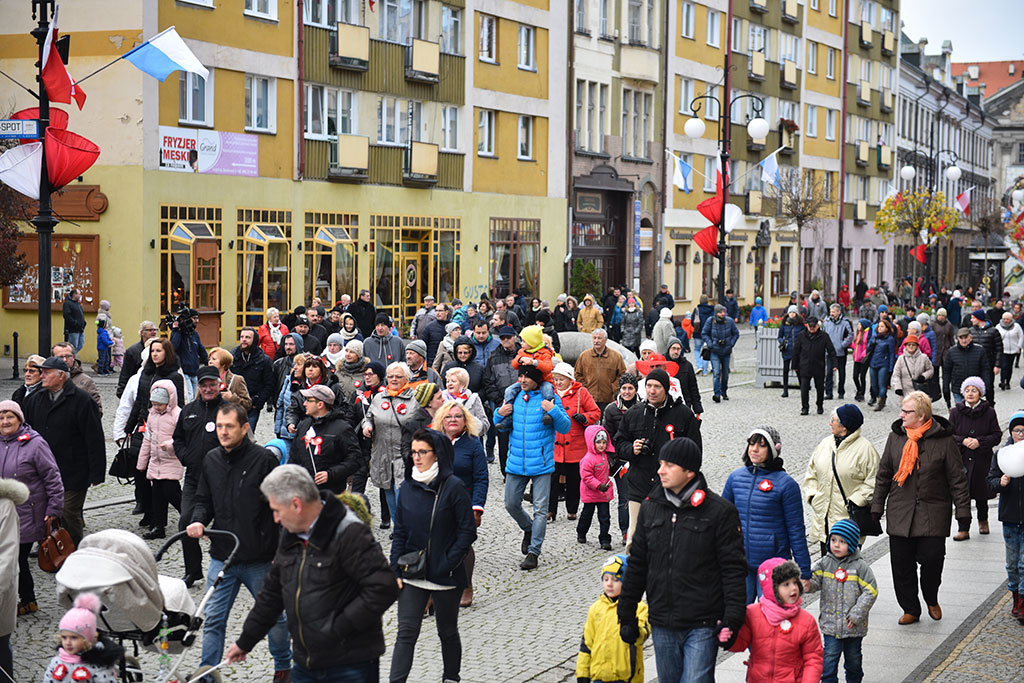 Tradycyjny Korowód Niepodległości i żywa flaga w centrum Legnicy