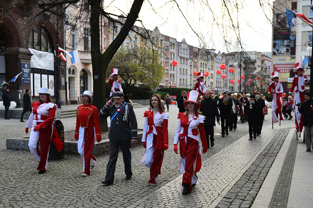 Tradycyjny Korowód Niepodległości i żywa flaga w centrum Legnicy