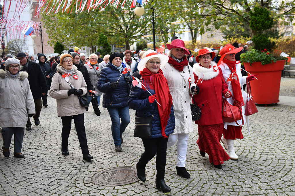 Tradycyjny Korowód Niepodległości i żywa flaga w centrum Legnicy
