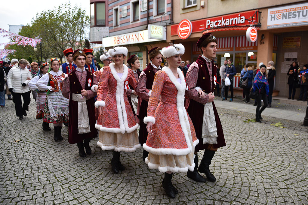 Tradycyjny Korowód Niepodległości i żywa flaga w centrum Legnicy