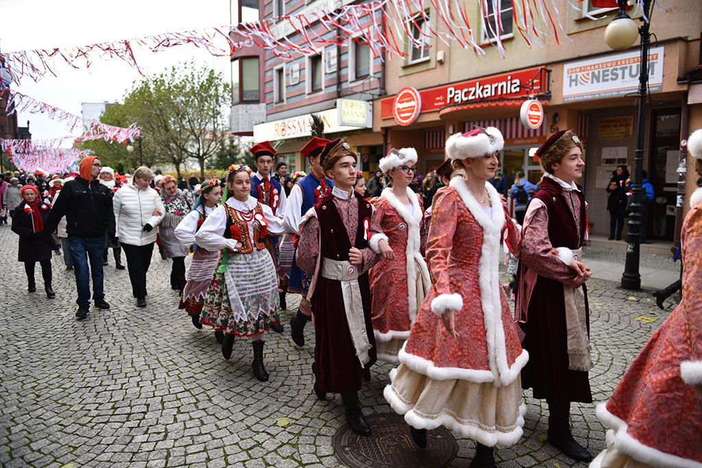 Tradycyjny Korowód Niepodległości i żywa flaga w centrum Legnicy