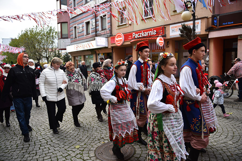 Tradycyjny Korowód Niepodległości i żywa flaga w centrum Legnicy